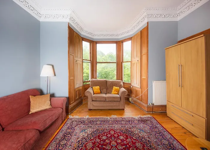 Comfortable, Spacious Edinburgh Retreat, By The Meadows!
