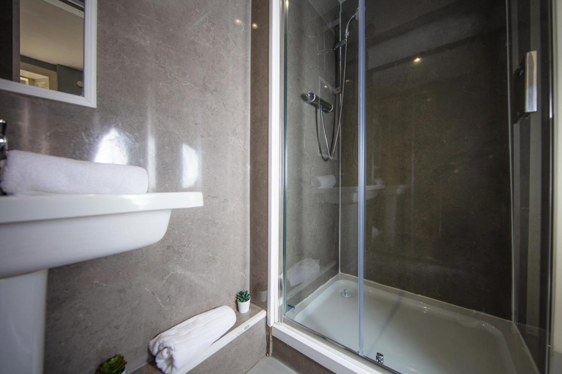 Comfortable, Spacious Retreat, By The Meadows! Apartment *