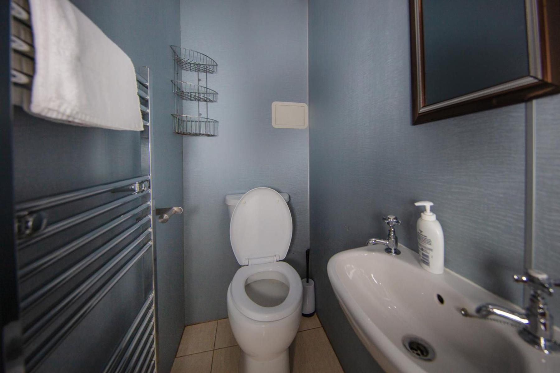 Comfortable, Spacious Retreat, By The Meadows! Apartment *